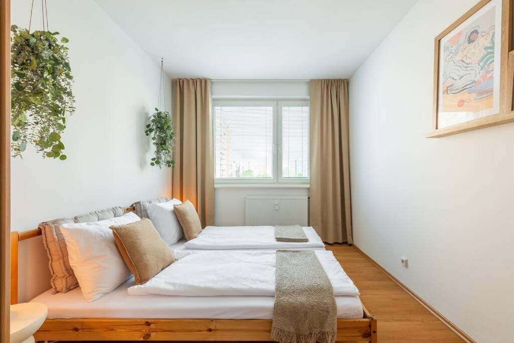 Duna Retreat: City Serenity Bratislava Bagian luar foto