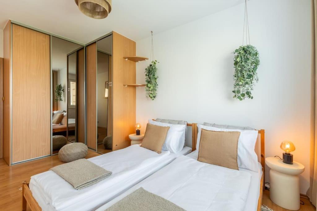 Duna Retreat: City Serenity Bratislava Bagian luar foto