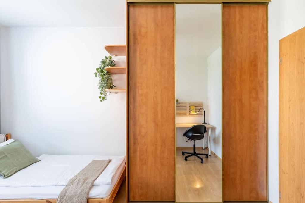 Duna Retreat: City Serenity Bratislava Bagian luar foto