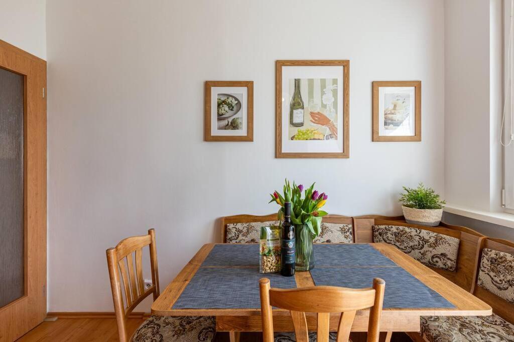Duna Retreat: City Serenity Bratislava Bagian luar foto