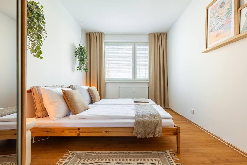 Duna Retreat: City Serenity Bratislava Bagian luar foto