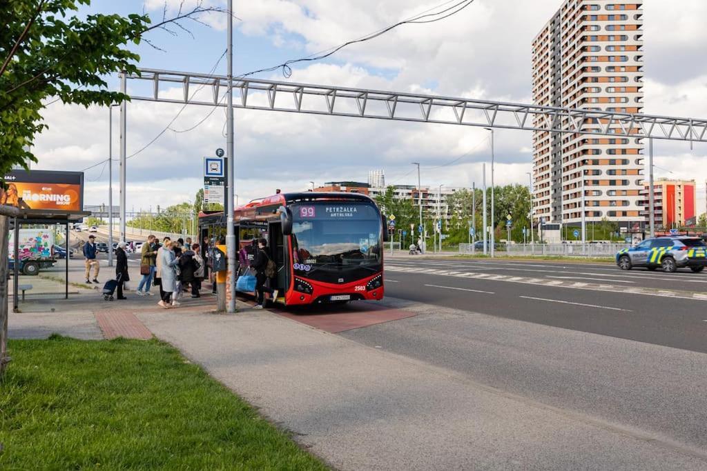 Duna Retreat: City Serenity Bratislava Bagian luar foto