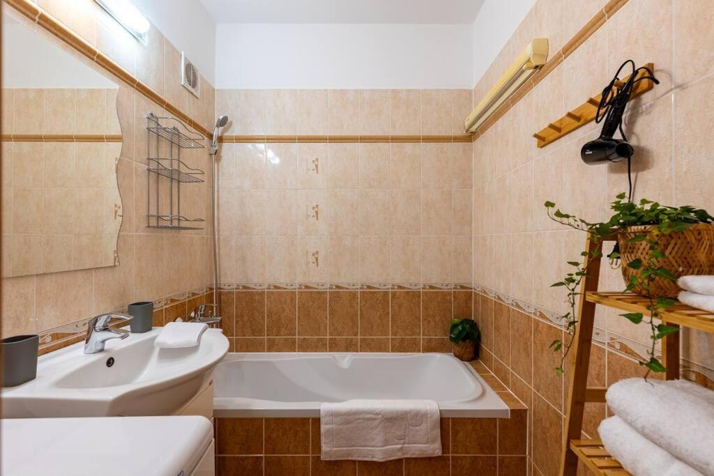 Duna Retreat: City Serenity Bratislava Bagian luar foto